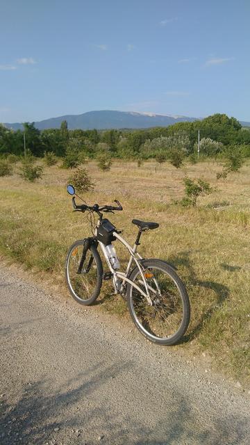 Ma bouse décathlon devant le mont ventoux au loin