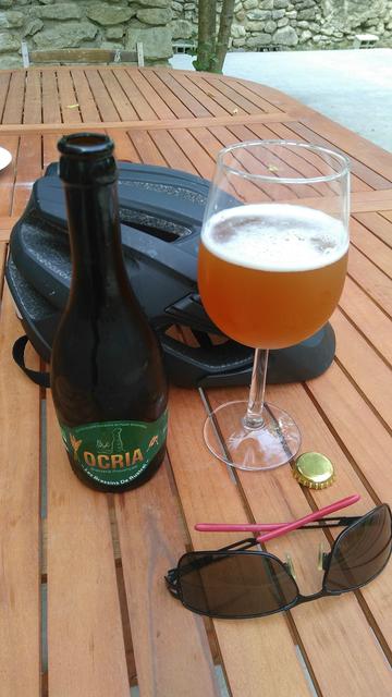 une bière provençale Ocria, mon casque et mes lunettes sur une table
