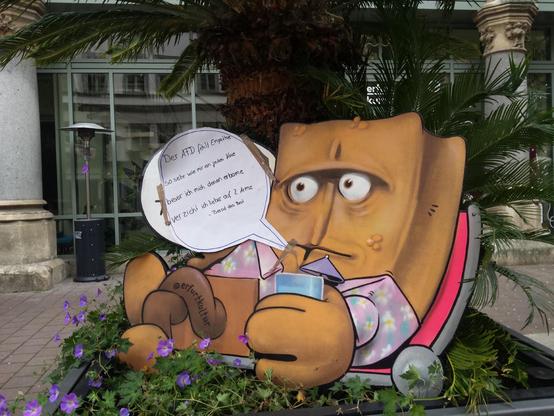 Ein Bild von Bernd dem Brot mit einem Gedicht: "Der AfD fehlt Empathie,  so sehr wie mir ein jedes Knie, bevor ich mich denen erbarme, verzicht ich lieber auf zwei Arme"