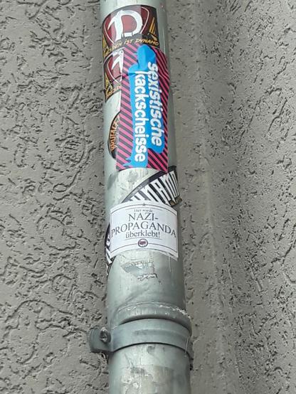 Einige überklebte Nazisticker, die man nicht mehr lesen kann.