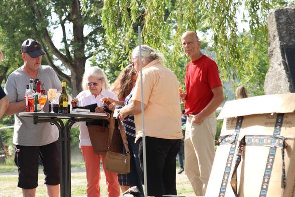 Brigitta Riha, Stefan R. und weitere am Stehtisch