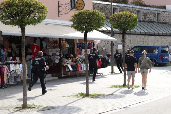 Teile der sog. Einsatzhundertschaft Niederbayern im Sprint um eine Ecke hinter der sie Antifas vermuten, davor zivile Beamt*innen