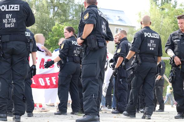 Ein Pulk Bereitschaftspolizist*innen sind irritiert wie denn der stabile Gegenprotest zurück gehalten werden soll