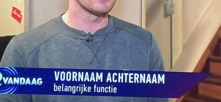 Label van 2Vandaag met 'Voornaam Achternaam Belangrijke functie' in plaats van de echte gegevens.