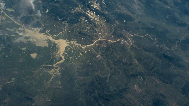 Xiang_River_runs_through_the_Chinese_city_of_Changsha_(iss071e439833).jpg
