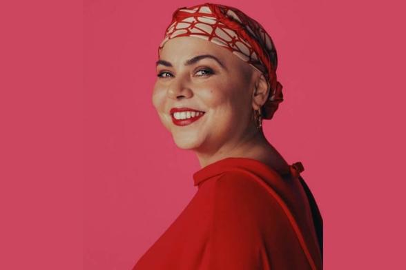 “Della sua fragilità in quell’istante amai proprio quello che dell’amore si paga piú caro: l’assenza di calcolo e di misura che appartiene solo alle cose nate libere”.
Un anno fa, il 10 agosto 2023, dopo una lunga malattia, l'addio a Michela Murgia, scrittrice, autrice, tra le diverse pubblicazioni, di “Accabadora” e “Tre ciotole”.