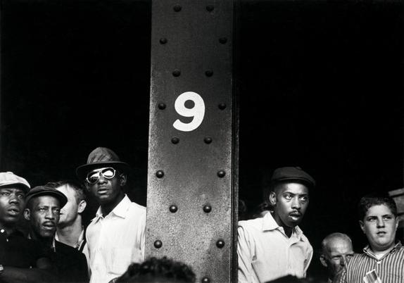 Yasuhiro Ishimoto. Chicago, Town, circa 1960 © Kochi Prefecture, Ishimoto Yasuhiro Photo Center