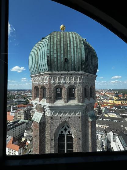 Blick auf den Nordturm aus nächster Nähe. Der messtechnische Mittelpunkt Bayerns!