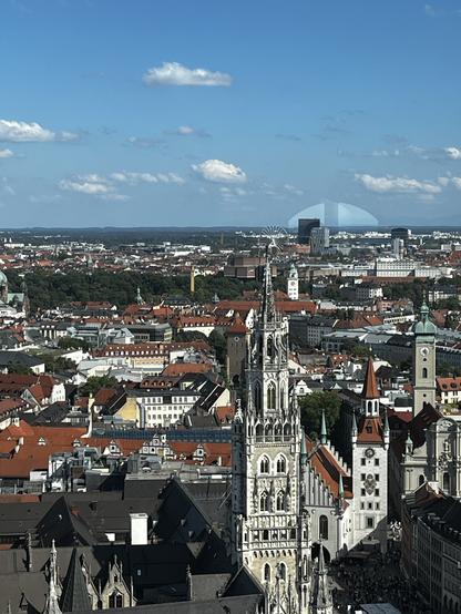 Ein Blick durchs Fenster der Turm,stube des Südturm der Frauenkirche auf Rathaus und alten Peter hinab. Durch zwei Verglasungen kann man sehr nah rangehen und es ist selbst für Leute mit Höhenangst gar nicht unheimlich.