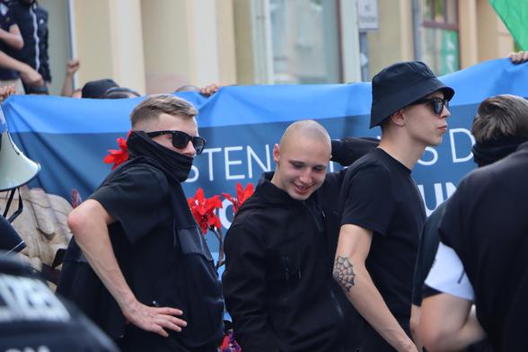 Teils vermummte Neonazis.