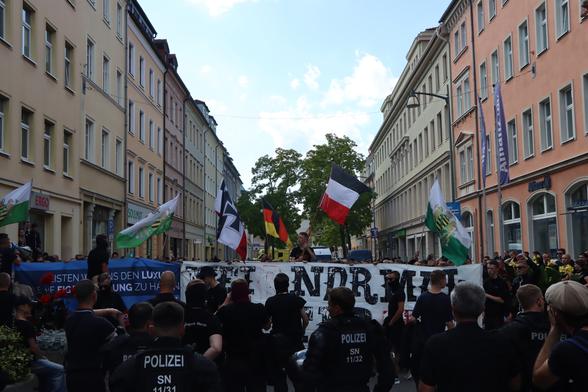 Übersichtsaufnahme der rechten Versammlung.