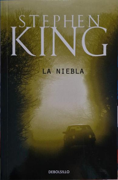Portada del libro: "La niebla" de Stephen King. En ella se ve un coche en una carretera con árboles a los lados con mucha niebla alrededor.