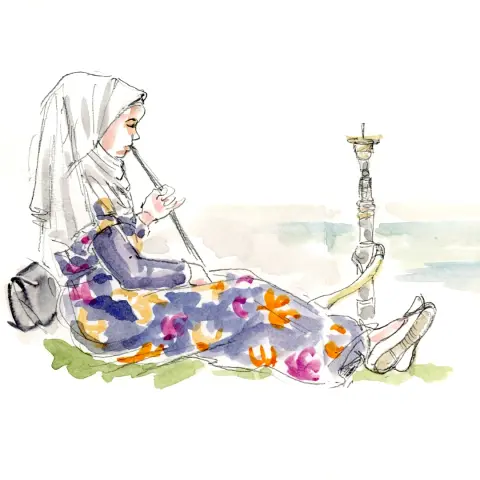 Zeichnung einer jungen Frau mit Kopftuch im Stil einer Al Amira. Die Frau sitzt auf der Wiese und lehnt sich an ihre Tasche. Ihr bodenlanges Sommerkleid hat ein großflächiges Blumenmuster. Ihre rechte Hand hat sie in den Schoß gelegt, während sie einen Zug aus einer Shisha nimmt.