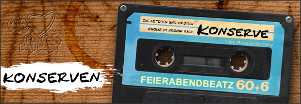 "Konserve - Feierabendbeatz" geschrieben auf einer Musikkasette, welche auf einem Holztisch liegt, auf welchem "we love Hip Hop" eingeritzt ist.