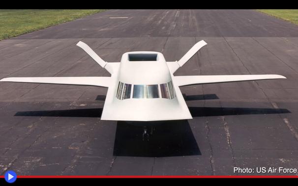 Strano aereo dalla forma squadrata su una pista di decollo. Vista frontale.