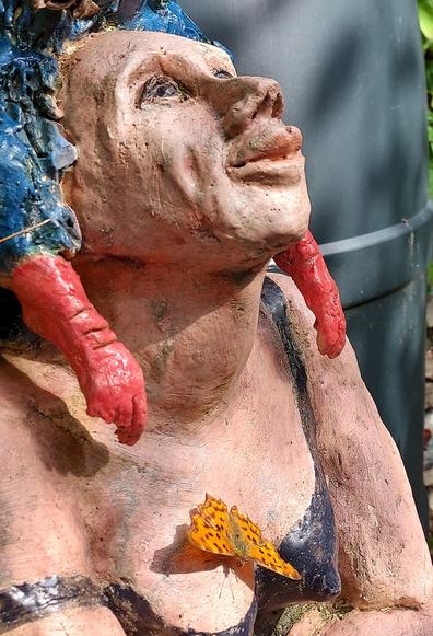 Op een beeld in mijn tuintje sreek een prachtige vlinder neer. Dat zijn van die momenten waar je blij van wordt. Gouden randjes noem ik ze ...