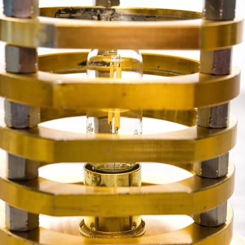 A Go-Kart Axle Bearing Table Lamp!
Eine Go-Kart-Achslager-Tischlampe!
detail view