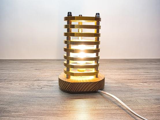 A Go-Kart Axle Bearing Table Lamp!
Eine Go-Kart-Achslager-Tischlampe!
front view - illuminated