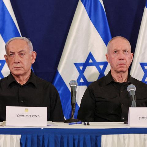 Prime Minister Benjamin Netanyahu of Israel criticized Defense Minister Yoav Gallant after Israeli news outlets reported that Mr. Gallant had disparaged the goal of achieving a “total victory” over Hamas.
