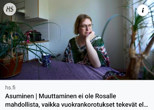 Rosa Warski istuu käsi poskella pöydän takana, katsoen ikkunaan päin. Pöydällä on lilanvärinen liina. Reunoilla näkyy vihreitä kasveja. Alla teksti: " Asuminen | Muuttaminen ei ole Rosalle mahdollista, vaikka vuokrankorotukset tekevät el..."