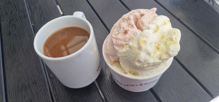 Stor hemmagjord glass i bägare, tre smaker och en kopp kaffe.