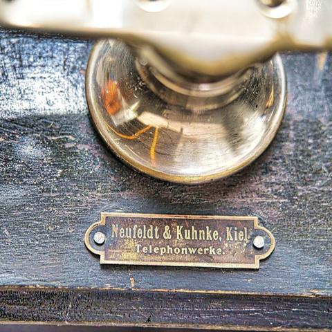 OB phone Neufeldt & Kuhnke - detail view with brand