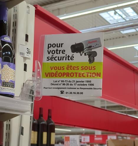 Vu aujourd'hui dans un hypermarché rayon vin , les panneaux promos ont été remplacés par:
"Pour votre sécurité, vous êtes sous videoprotection"