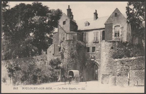 Printed monochrome postcard showing a view of the ancient city gate the Porte Gayole at Boulogne sur Mer in France.
Published by Lévy Fils et Cie, Paris, No LL 263, c.1910.
Postally unused.
Very good condition, with very slight corner bumps.