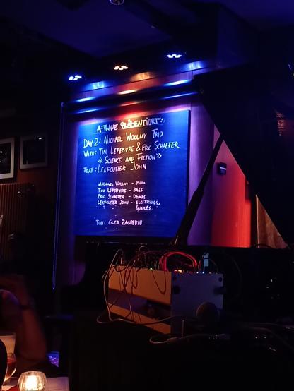 Auf einer Wandtafel ist das Konzert mit den Namen der Musiker angekündigt