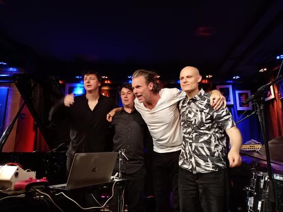 Die vier Musiker verbeugen sich