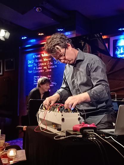 Im Vordergrund electronics, dahinter ist der pianist zu sehen.