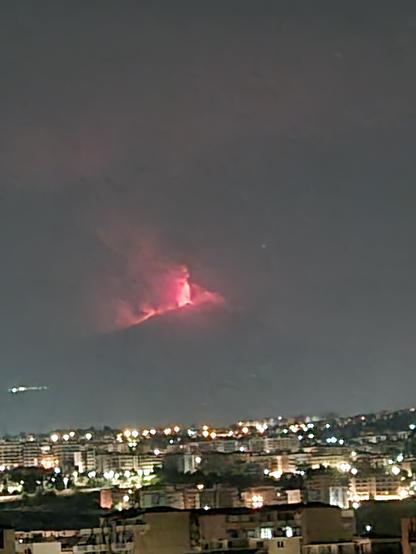Il vulcano ha ripreso la sua attività eruttiva. Nel buio della notte, il cielo si tinge di rosso fuoco 🔥 lava, mentre ai suoi piedi le luci della città
