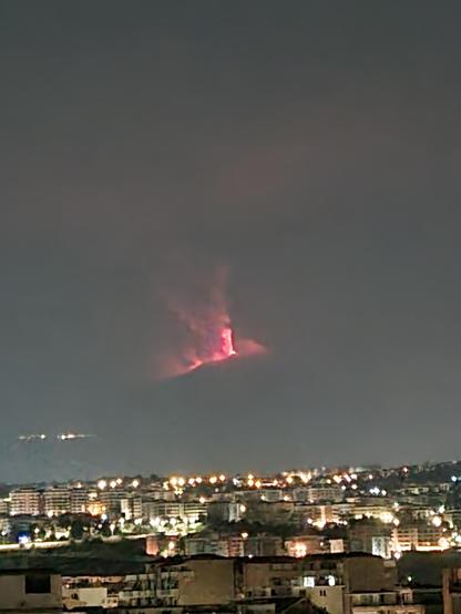 Il rosso della lava e della cenere con il nero del cielo notturno disegnano una ✔️