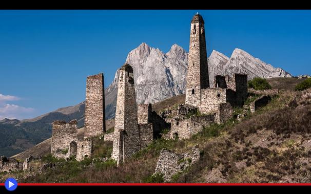 Antiche torri in muratura sul versante della montagna. Ruderi attorno.