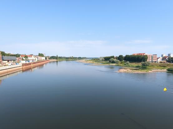 Blick auf die Oder von der Stadtbrücke aus.
der Pegel ist mächtig gefallen, sodass auf der polnischen Seite die Bunen und die Sandbank an der Brücke wieder voll zu sehen sind