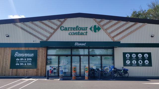 Supermarktfront. Trotz anders lautender Beschilderung: Geschlossen.