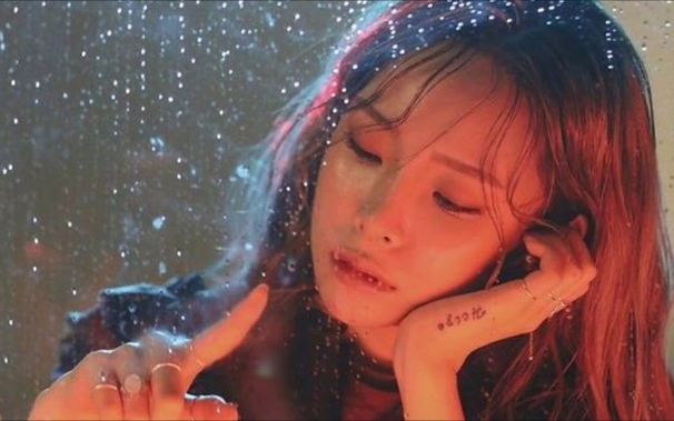Heize watching raindrops on a window pane.