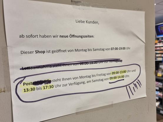 Mehrfach veränderter Aushang mit Informationen zu Öffnungszeiten