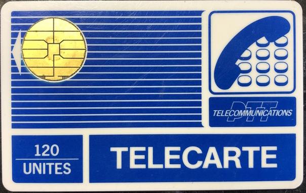 A French payphone card embedding a circular chip module in the upper left corner.