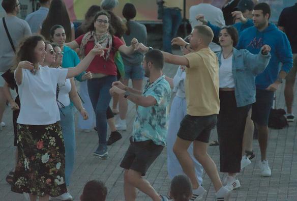 Un grupo de xente bailanado muiñeira.
