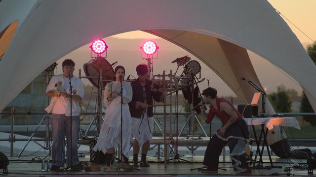 O grupo Alana actuando no escenario do Atardecer no Gaias no exterior da Cidade da Cultura (na Praza Central)