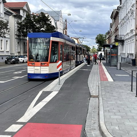 Foto Neubau Haltestelle Bessunger Straße: Führung von Radweg über Haltestelle