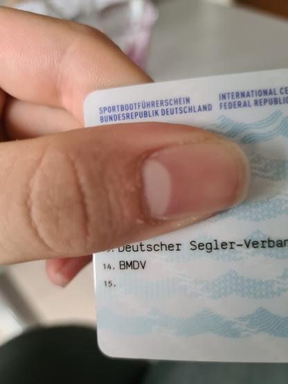 Dokument, teilweise mit Daumen verdeckt
Sportbootführerschein - Bundesrepublik Deutschland