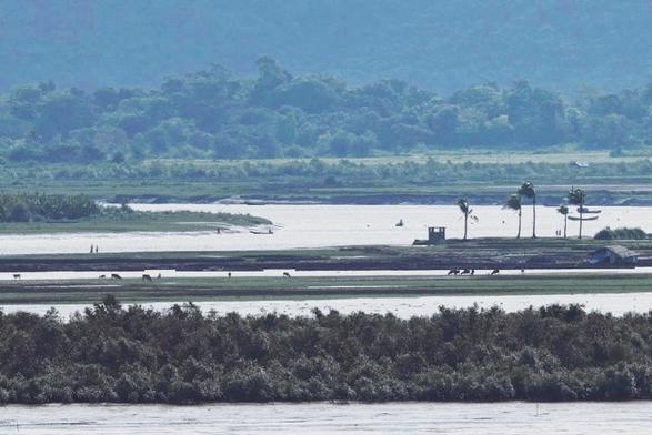 FILE PHOTO: People of Maungdaw township of Myanmar are seen from the Teknaf area of Bangladesh, at the Myanmar-Bangladesh border, during the ongoing conflict in the Rakhine state of Myanmar, in Cox's Bazar, Bangladesh, June 27, 2024. REUTERS/Mohammad Ponir Hossain/File Photo
© Thomson Reuters