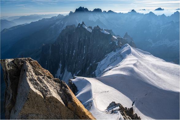 20+ Alpinistes setting off on their various routes for the day. Some on the Midi Plan by the looks and other on adventures unknown.