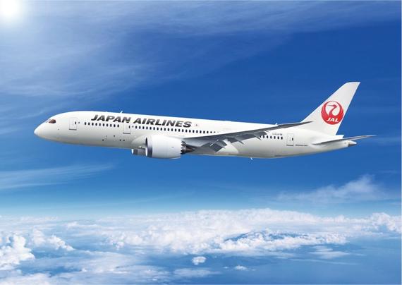 Boeing 737 Dream Liner con livrea JAL Japan Airlines in volo sui celi