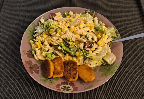Nudelsalat und Nuggets
