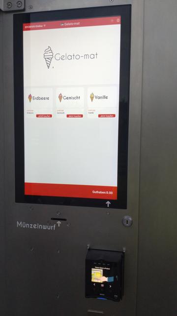 Der Bestellbildschirm und das Bezahlterminal. Dazwischen noch ein Schlitz mit Beschriftung "Münzeinwurf".