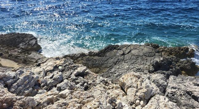 Ein steiniger Strand mit Meer