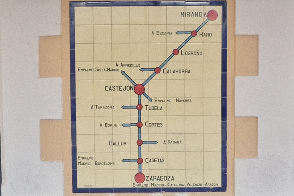 Simple line map of the railway track from Zaragoza to Miranda with all the intermediate stops painted on tiles on the station building's wall.